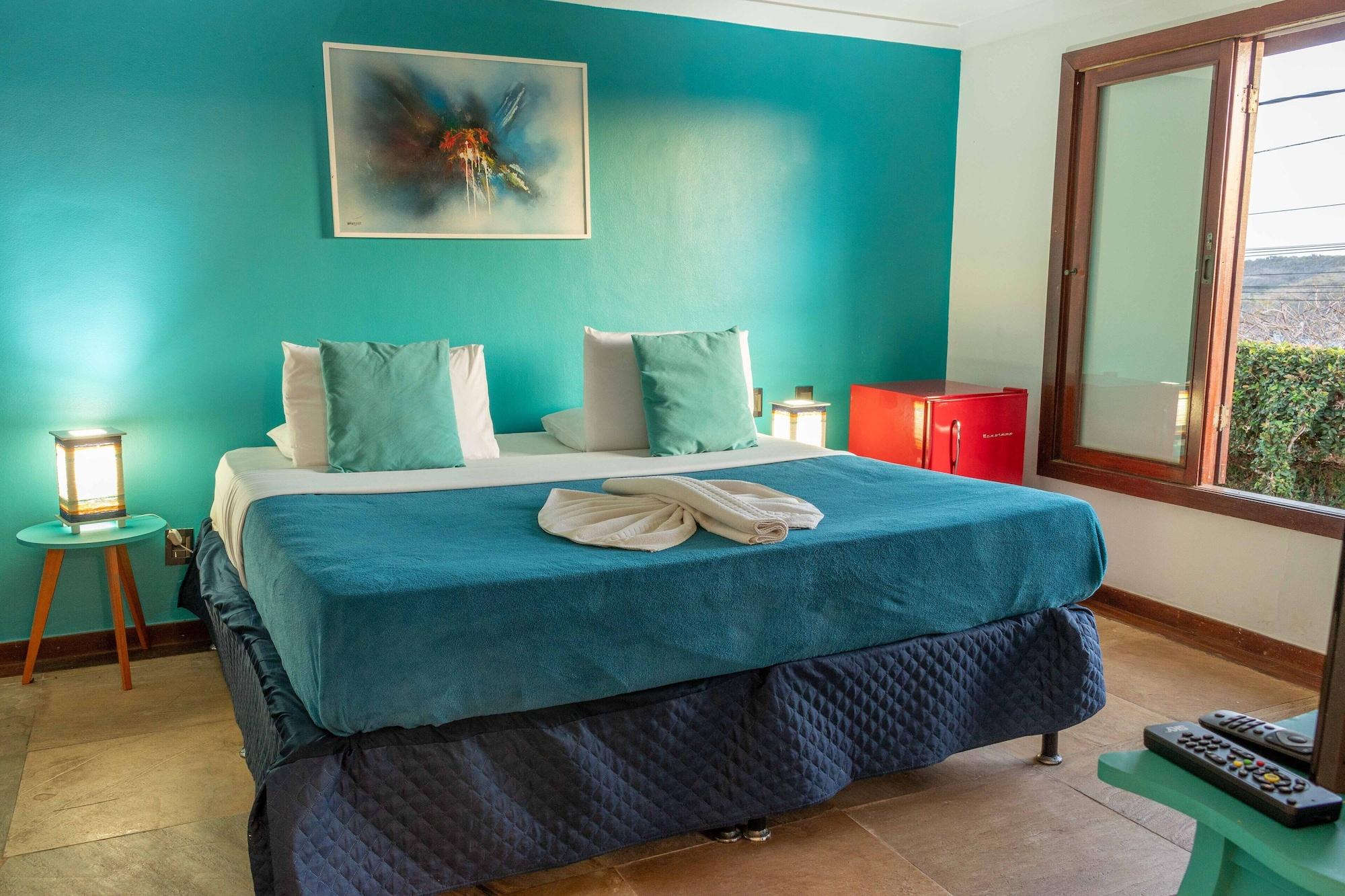 Suite con cama grande y balcón