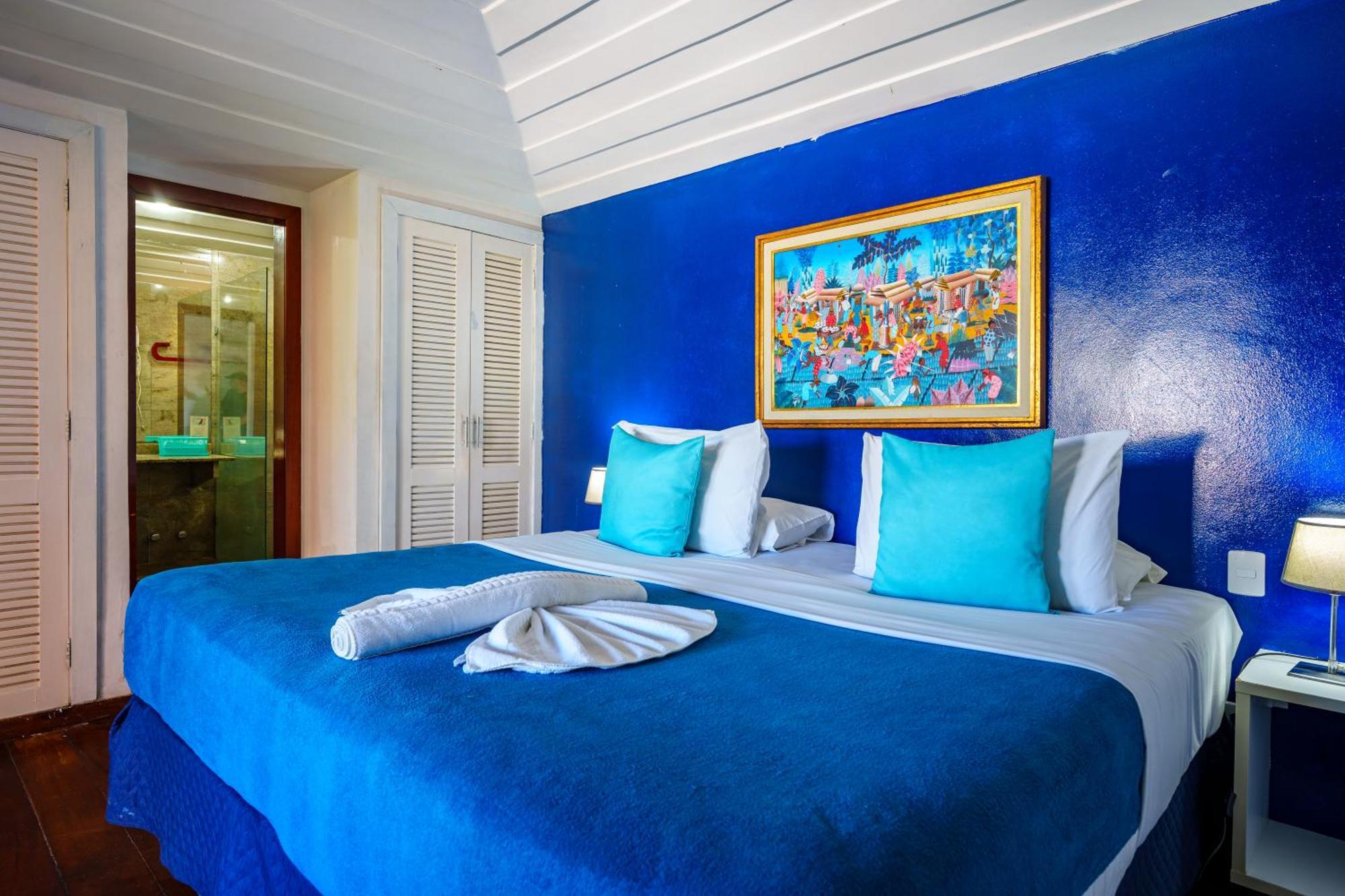 Suite con cama grande y balcón
